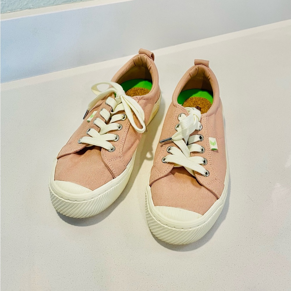 Cariuma Womens’ Pink Canvas Sneakers
